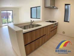 料理をしながらリビング全体を見渡せるカウンターキッチン