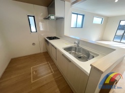 料理をしながらリビング全体を見渡せるカウンターキッチン