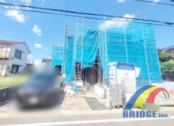 駐車2台可能で、生活施設徒歩圏内の全居室南向きの邸宅です。
また収納面も豊富で、パントリー、SC、季節もの入れ替え楽々なウォークインクローゼット完備で利便性に長けた設計です。