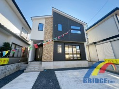 駐車2台可能で、教育施設が徒歩圏内で安心エリア。
また便利な収納スペース付きで、お部屋がすっきり片付きます。
現地外観