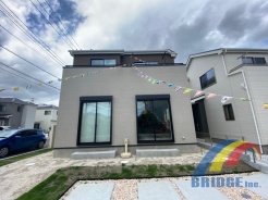 駐車2台可能、生活施設徒歩圏内で便利な住環境の邸宅です。
収納面も豊富で、パントリー、シューズインクローク、季節もの入れ替え楽々なウォークインクローゼット完備で快適空間の設計です。
同社仕様施工例写真