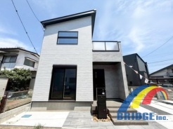 駐車2台可能で、寝室スッキリ2WICまたファミリークロゼット付き。
2駅利用可能で利便性も良く、徒歩圏内で行ける施設も多数あります。
南向きの広々バルコニーも寝室2部屋から行き来ができて便利です。
是非、佐倉市内で新築一戸建をお探しの方はお気軽にお問い合わせ下さい。
お待ちしております。