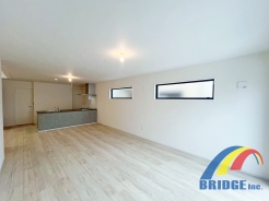 明るく心地よい風が通り抜けるリビング