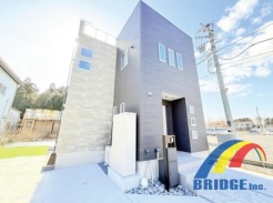 ・・ランドリールーム完備の快適同線の邸宅・・
またWIC,シューズクローゼット、パントリースペースもあるため備蓄品や趣味の物、幅広く収納可能です。
是非、千葉市内で新築一戸建てをお探しの方はお気軽にお問い合わせください。
お待ちしております
※同社施工例写真