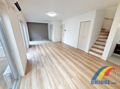 明るく心地よい風が通り抜けるリビング