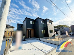 駐車2台並列駐車可能で、最寄り駅まで歩いて5分。
周辺は生活施設も豊富なエリアです。
またお洗濯物がたくさん干せる2部屋続きの広々バルコニー付き。
是非、佐倉市内で新築一戸建てをお探しの方はお気軽にお問い合わせ下さい。
お待ちしております。
※外観同社施工例写真