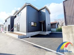 3号棟 2台駐車可能で、中学校が近く 登下校も安心エリアです。
用途色々落ち着くスペース和室、またホール収納も付いています。
広々としたバルコニーはお洗濯もはかどります。
是非、千葉市内で新築一戸建てをお探しの方はお気軽にお問い合わせください。
お待ちしております。
2026年3月27日現地撮影