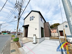 駐車1台可能で、全居室収納付きの4LDK。
また用途色々、くつろぎスペースの和室付き。
是非、市原市内で新築一戸建てをお探しの方はお気軽にお問い合わせ下さい。
お待ちしております。
現地写真
2025年4月5日撮影