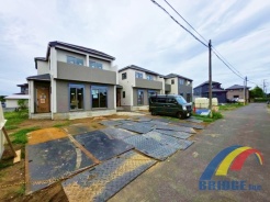 駐車3台可能で、2部屋分の広々ワイドバルコニー付き4LDK。
明るいリビング、また全寝室に収納付きです。
是非、市原市内で新築一戸建てをお探しの方はお気軽にお問い合わせください。
お待ちしております。
現地外観