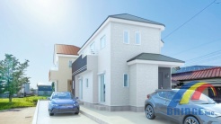 A号棟 駐車2台可能で、陽光溢れる4LDKの邸宅です。
収納面も豊富で、ホール収納やリビング収納完備で利便性に長けた設計です。
外観パース