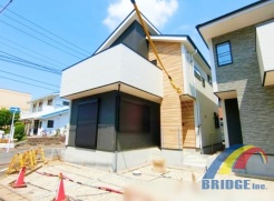 駐車2台可能で、陽光溢れる南側道路の邸宅です。
そして、収納スペースも豊富で、ホール収納、季節もの入れ替え楽々なウォークインクローゼット完備で利便性も重視しております。
現地外観