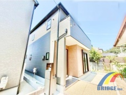 2号棟 駐車2台可能で、桜木駅まで歩いて6分 利便性の良いエリアです。
キッチン用品、食品等たっぷり収納ができる大型パントリー付き。
是非、千葉市内で新築一戸建てをお探しの方はお気軽にお問い合わせ下さい。
お待ちしております。
現地外観