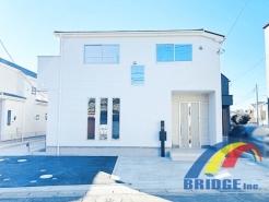 ・・2駅利用可能で商業施設や教育施設が歩いてすぐの好立地・・
全居室に収納スペースを完備しており、お部屋をすっきりと保てます。
コンビニまで徒歩6分と、ちょっとした買い物にも便利な立地です。
新築一戸建てをお探しの方はお気軽にお問い合わせください。お待ちしております。
※同社施工例写真