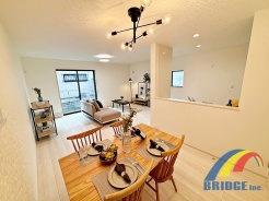 明るく心地よい風が通り抜けるリビング
同社同等仕様施工例