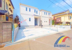 2号棟 駐車2台可能で、教育施設徒歩圏内の子育て世代に最適な邸宅です。
収納面も豊富で、多目的に使える納戸完備、リビング収納や季節物の入れ替えが楽々なウォークインクローゼット完備、快適な住環境が整っております。
現地外観