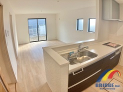 明るく心地よい風が通り抜けるリビング
同社同等仕様施工例