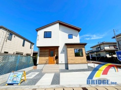 駐車2台可能で、巌根駅まで徒歩4分 利便性の良いエリアです。
南西向きの広々角地、リビングも広々陽当良好。
土間収納、リネン庫、2WIC付きで収納豊富です。
内覧ご希望の方は是非、お気軽にお問い合わせください。
お待ちしております。
現地外観　2025年8月15日撮影