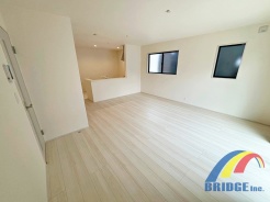 明るく心地よい風が通り抜けるリビング
　