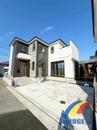 角地、南接道で日当たり良好！
駐車2台可能で、周辺施設まで徒歩圏内！
22.5帖の広々としたLDKにW.I.Cやリネン庫付きで収納スペースも充実！
是非、木更津市内で新築一戸建てをお探しの方はお気軽にお問い合わせください。
社員一同心よりお待ちしております。
2025年11月15日撮影