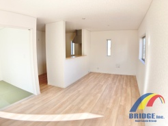 １号棟 明るく心地よい風が通り抜けるリビング