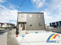 ・・駅まで徒歩9分の好立地・・
必要なものが徒歩圏内で揃うので幅広い世代が住みやすいです。
鎌ヶ谷市内で新築一戸建てをお探しの方はお気軽にお問い合わせください。
社員一同心よりお待ちしております。
※同社施工例写真