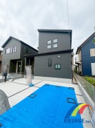 駐車2台可能で、買物施設が徒歩圏内に揃う便利な住環境の邸宅です。
収納面豊富で利便性に長けた設計です。
是非、鎌ケ谷市内で新築一戸建てをお探しの方はお気軽にお問い合わせください。
お待ちしております。
※同社施工例写真