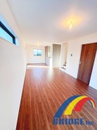 明るく心地よい風が通り抜けるリビング
　