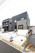 色落ちや防火などに強い、高耐候性ジョリパッドで仕上げた外壁と門塀がスタイリッシュでおしゃれな邸宅！
さらに屋上バルコニー付きなので使い方はいろいろ♪
是非、千葉市内で新築一戸建をお探しの方はお気軽にお問い合わせ下さい。
社員一同、心よりお待ちしております。
※現地外観写真