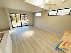 2号棟 明るく心地よい風が通り抜けるリビング
同社同等仕様施工例