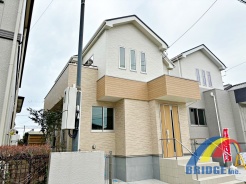 駐車場も完備しており、小学校まで歩いて10分と通学も安心です。
大容量のWIC付きでその他収納スペースもたっぷり。
是非、松戸市内で新築一戸建てをお探しの方はお気軽にお問い合わせください。
社員一同心よりお待ちしております。
※同社施工例写真
