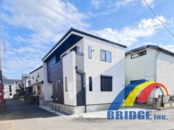 駐車2台可能で、衣類や寝具もたっぷり干せる2面バルコニー付き。
玄関ホール収納、リビング収納付き。
小学校が近く、子育て世代に最適なエリアです。
是非、柏市内で新築一戸建てをお探しの方はお気軽にお問い合わせください。
お待ちしております。