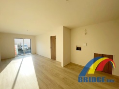 明るく心地よい風が通り抜けるリビング
同社同等仕様施工例