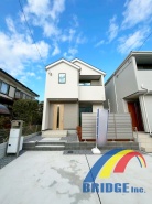 広々としたLDKに収納スペースも充実な邸宅です。
南西向きで明るく、広い敷地に駐車2台可能です。
是非、千葉市内で新築一戸建てをお探しの方はお気軽にお問い合わせ下さい。
社員一同心よりお待ちしております。