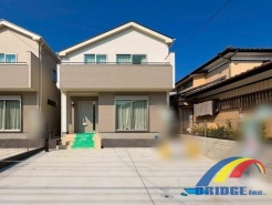 駐車2台可能で、小学校まで徒歩5分の子育て世代に最適な邸宅です。
また、家事も捗るパントリー付き、そして季節ものの入れ替え楽々収納ウォークインクローゼット完備。
バルコニーは居室間移動ができ陽光溢れる南向きの道路で開放的な住環境が整っております。