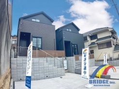 カースペースありで、徒歩圏内に商業施設も教育施設も揃っている住環境。
また駅まで徒歩11分、電動シャッター標準仕様。
是非、船橋市で新築一戸建てをお探しの方はお気軽にお問い合わせ下さい。
お待ちしております。
同社同等仕様施工例