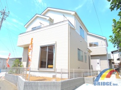 A号棟 南西角地で明るい陽光が射し込む邸宅です。
最寄り駅まで徒歩4分で、多方面にアクセス可能。
小中学校まで10分圏内で子育てファミリーにおすすめ。
是非、流山市内で新築一戸建てをお探しの方はお気軽にお問い合わせください。
お待ちしております。