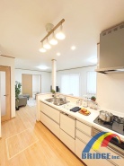 A号棟 料理をしながらリビング全体を見渡せるカウンターキッチン