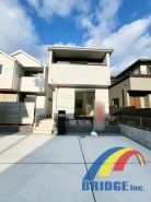 広々としたLDKに収納スペースも充実な邸宅です。
南西向きで明るく、広い敷地に駐車2台可能です。
是非、千葉市内で新築一戸建てをお探しの方はお気軽にお問い合わせ下さい。
社員一同心よりお待ちしております。