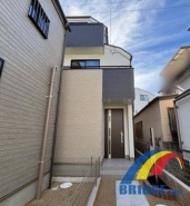 ・・駅までも近く周辺には教育施設や商業施設も・・
駐車1台可能で、日差しが差し込む明るい3階建の2SLDK。
また2階3階にはそれぞれバルコニー付き。
是非、市川市内で新築一戸建てをお探しの方はお気軽にお問い合わせください。
お待ちしております。