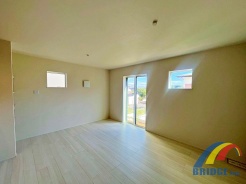 明るく心地よい風が通り抜けるリビング
同社同等仕様施工例