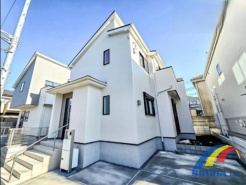 2号棟 駐車2台可能で、WIC、階段下収納がありルーフバルコニー付き。
断熱等級6なので、一年中心地よい暮らしの家。
是非、船橋市内で新築一戸建てをお探しの方はお気軽にお問い合わせ下さい。
お待ちしております。