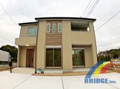 駐車3台可能（車種による）で、エコキュートオール電化住宅。
太陽光パネルを搭載すれば月々の光熱費の節約につながります♪
是非、袖ケ浦市で新築戸建てをお探しの方はお問い合わせください。
TEL0438-36-2225
現地外観写真