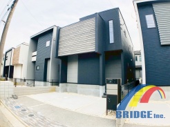 2号棟 2駅徒歩圏内。
駐車２台可能で、折り上げ天井仕様で開放感あふれる空間デザイン。
南向きで明るい陽光が射し込む邸宅です。
是非、千葉市で新築一戸建をお探しの方はお気軽にお問い合わせ下さい。
お待ちしております。
※現地イメージパース