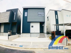 1号棟 2駅徒歩圏内。
駐車２台可能で、折り上げ天井仕様で開放感あふれる空間デザイン。
南向きで明るい陽光が射し込む邸宅です。
是非、千葉市で新築一戸建をお探しの方はお気軽にお問い合わせ下さい。
お待ちしております。
※現地イメージパース