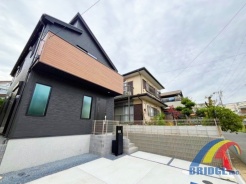 1号棟 駐車2台可能で、広々LDKに多彩な収納で快適性にこだわった邸宅。
みつわ台駅まで徒歩11分、商業施設も徒歩圏内。
断熱等級6なので節電・節約に効果的。
是非千葉市内で新築一戸建てをお探しの方はお気軽にお問い合わせ下さい。
お待ちしております。