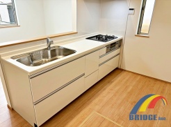 D号棟 料理をしながらリビング全体を見渡せるカウンターキッチン