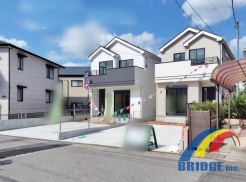 駐車2台可能で、陽光溢れる南向き道路の邸宅です。
収納面も豊富で、リビング収納や季節ものの入れ替えが楽々収納ウォークインクローゼット完備、バルコニーは居室間移動ができ便利な住環境が整っております。