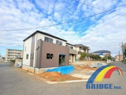 駐車2台可能で、日差しが差し込む明るい4LDK。
スッキリ片付く玄関ホール収納、たっぷり収納できるWIC付き。
寝室2部屋に続く広々バルコニーも付いています。
是非、千葉市内で新築一戸建てをお探しの方はお気軽にお問い合わせください。
お待ちしております。