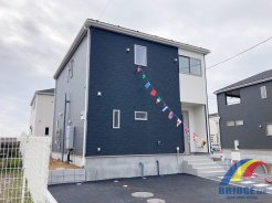 駐車2台可能で小学校まで5分と通学も安心の邸宅です。
充実した収納ができる設計となるため、快適な住環境が整っております。
是非、船橋市内で新築一戸建てをお探しの方はお気軽にお問い合わせください。
お待ちしております。
※同社仕様施工例写真