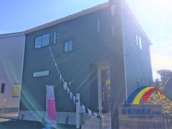 2号棟 駐車2台可能で小学校まで5分と通学も安心の邸宅です。
充実した収納ができる設計となるため、快適な住環境が整っております。
是非、船橋市内で新築一戸建てをお探しの方はお気軽にお問い合わせください。
お待ちしております。
※同社仕様施工例写真